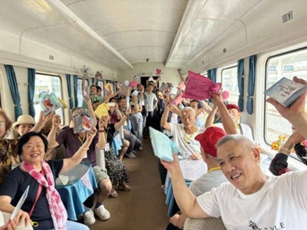 配资开户大全 “让自己开心点！”从养老到享老，银发族的“悦己经济”